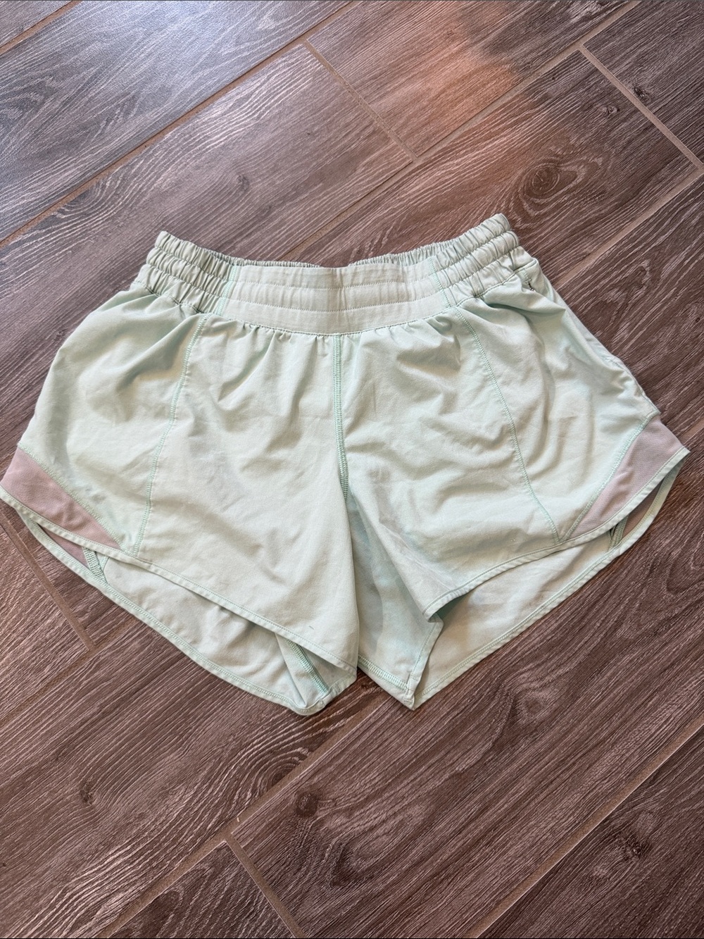Women's Lululemon Light Mint Hottie Hot Shorts with liner/pocket size 6 Tall